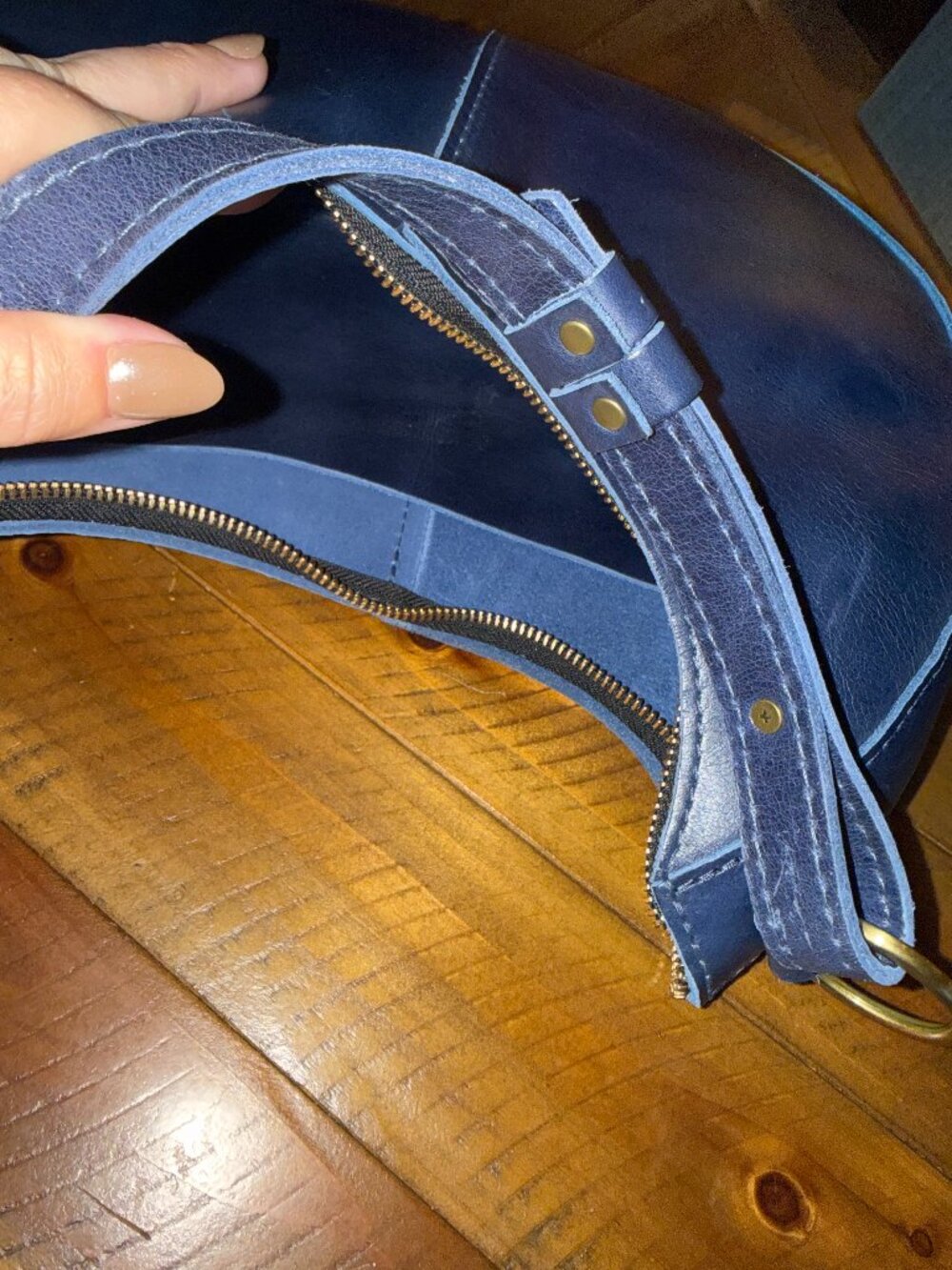Portland Leather - 'Almost Perfect' Nora Shoulder Bag - Picture 9 of 15